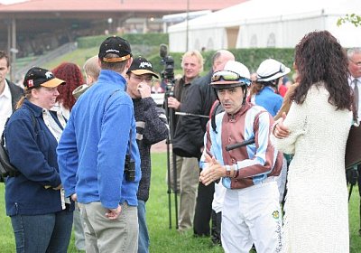 Jockey, Trainerin und Entourage