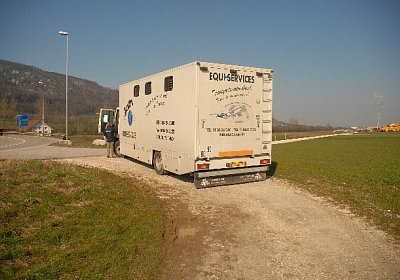 Der Transporter wartet bereits am Umladeplatz
